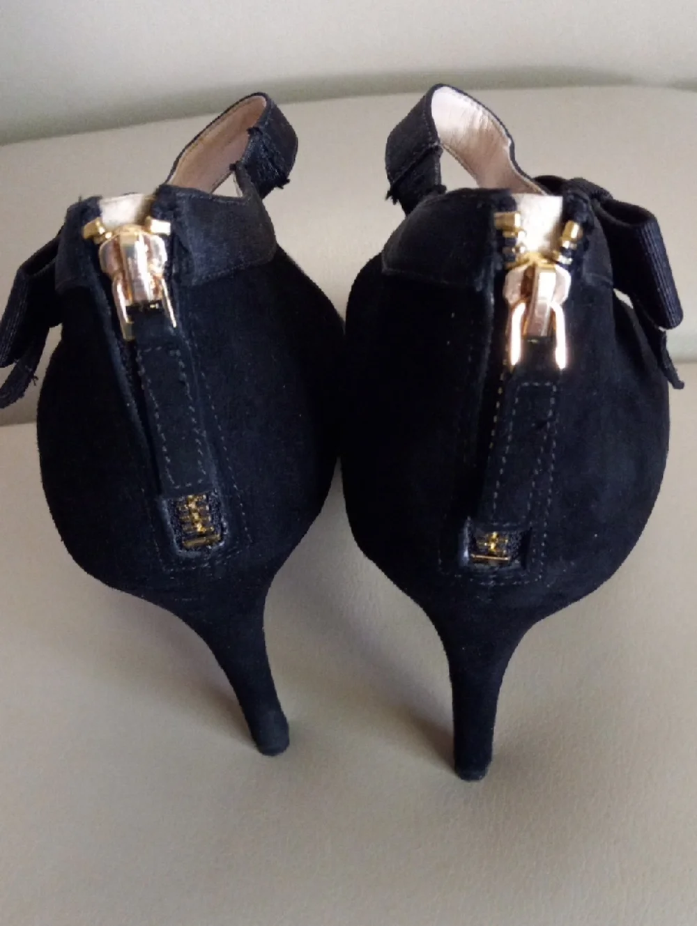 Nine West Black Suede Pointed-Toe Heels with Bow Accent Size 9.5M